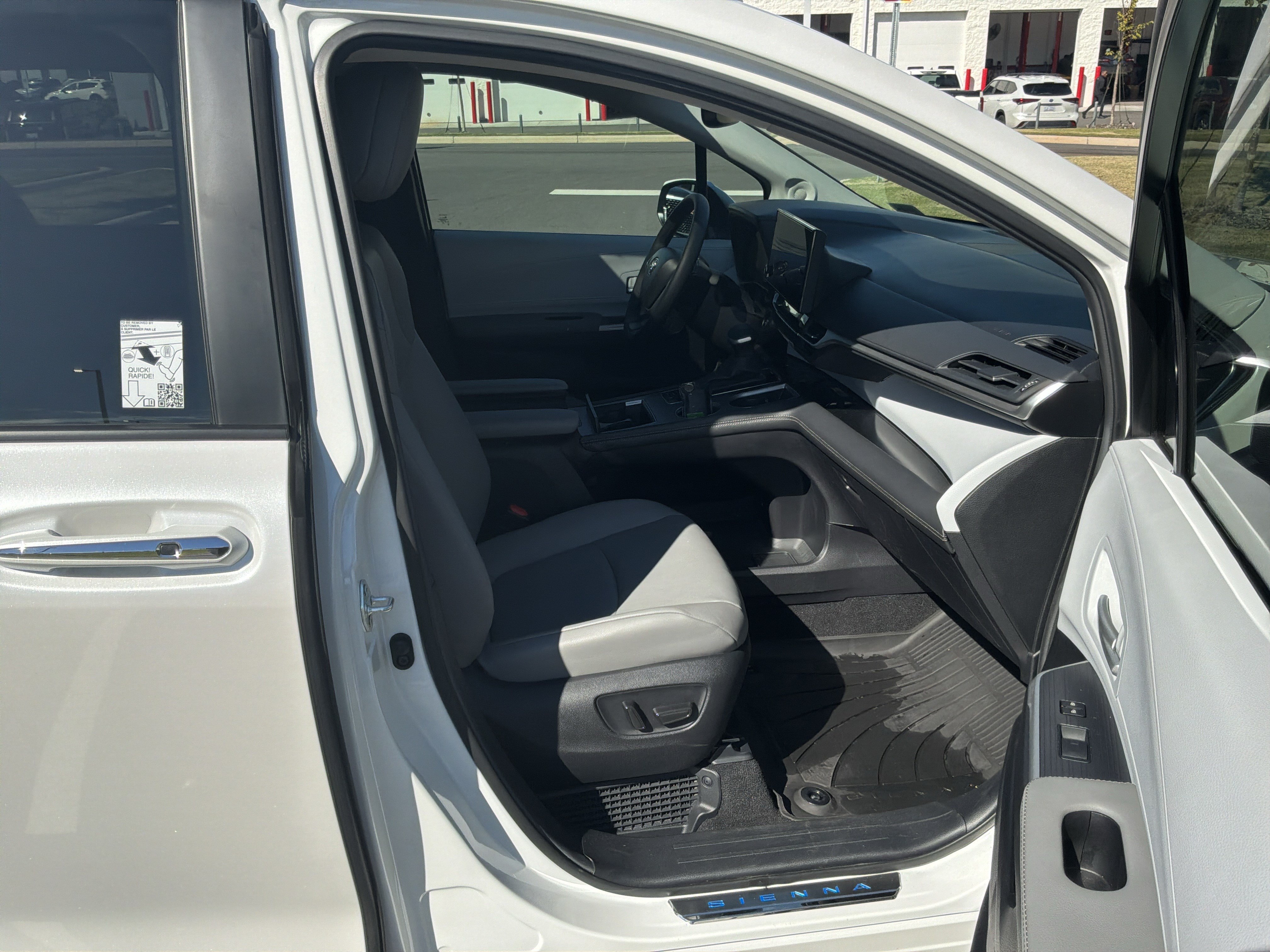 Used 2026 Toyota Sienna XLE FWD image 34