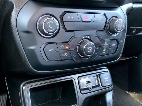 Used 2018 Jeep Renegade Latitude FWD image 33