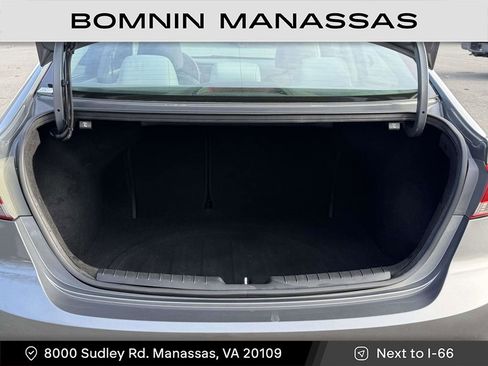 Used 2017 Hyundai Elantra SE image 11