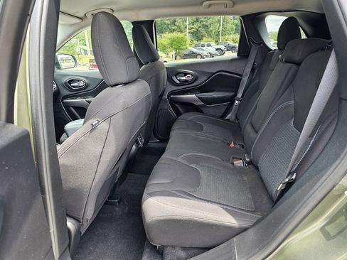 Used 2021 Jeep Cherokee Latitude FWD image 29