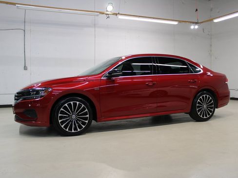 Used 2022 Volkswagen Passat 2.0T image 9