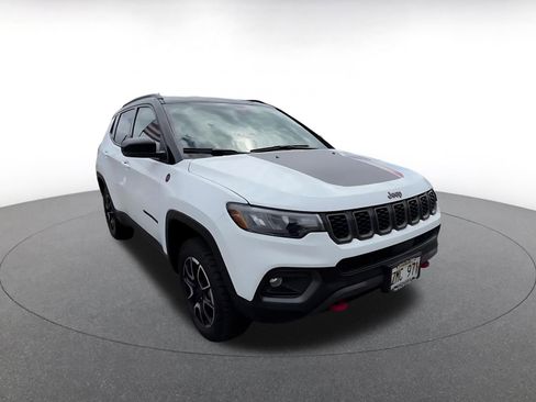 Used 2025 Jeep Compass Trailhawk image 3