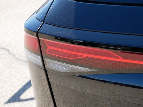 Certified 2025 Volkswagen Tiguan SE AWD/4WD image 17