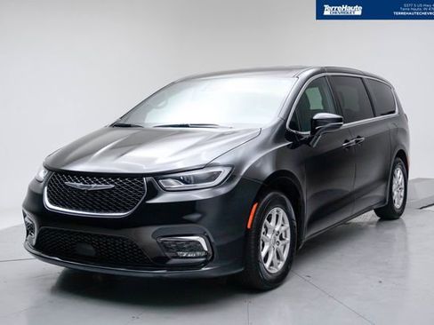 Used 2025 Chrysler Pacifica Select image 1