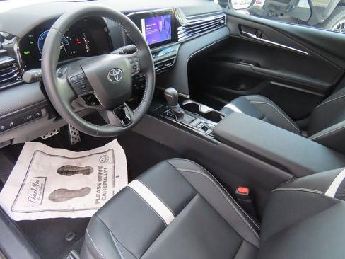 Used 2025 Toyota Camry SE image 9