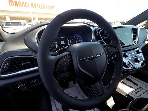 New 2026 Chrysler Pacifica Select image 9