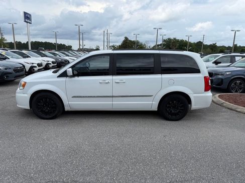 Used 2015 Chrysler Town & Country Touring FWD image 10