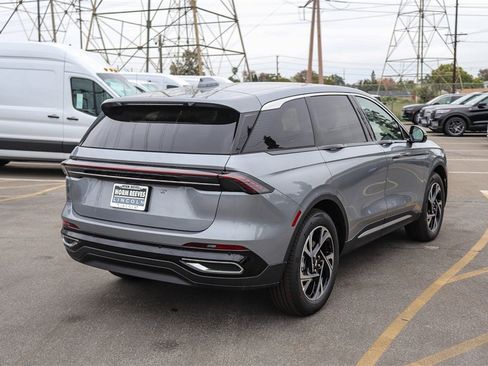 Used 2025 Lincoln Nautilus Premier image 8