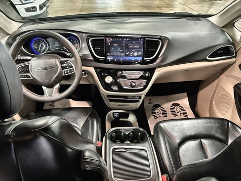 Used 2023 Chrysler Pacifica Touring-L FWD image 25