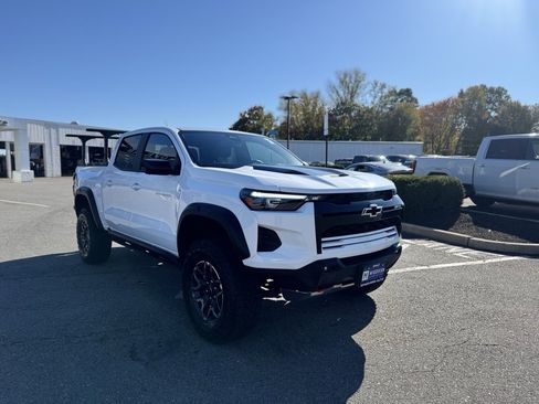 Used 2024 Chevrolet Colorado ZR2 w/ Technology Package image 8