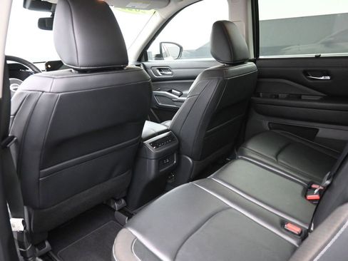 Used 2022 Nissan Pathfinder SL image 2