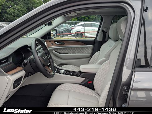 Used 2023 Jeep Grand Cherokee L Summit w/ Advanced Protech Group IV AWD/4WD image 18