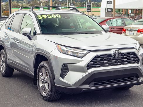 Used 2025 Toyota RAV4 XLE AWD/4WD image 17