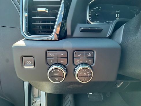 Used 2024 GMC Sierra 2500 Denali Ultimate AWD/4WD image 3