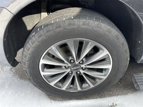 Used 2017 Lincoln Navigator Select image 2