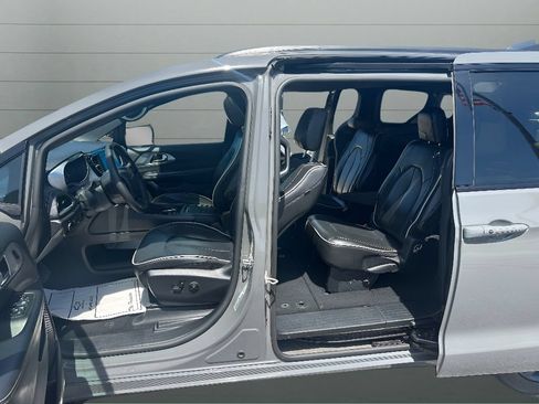 Used 2025 Chrysler Pacifica Limited FWD image 13