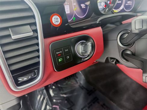 Certified 2022 Porsche Cayenne Platinum Edition image 11