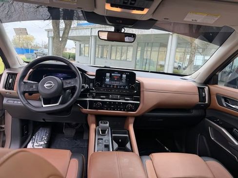 Used 2025 Nissan Pathfinder Platinum image 34