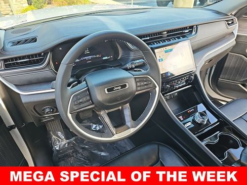 Used 2023 Jeep Grand Cherokee Limited w/ Luxury Tech Group II image 16