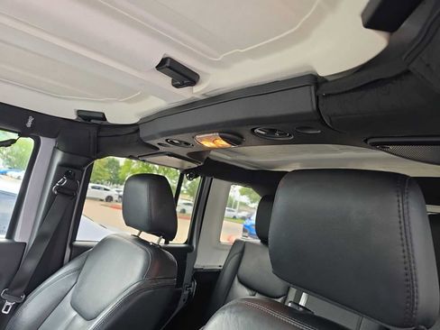 Used 2017 Jeep Wrangler Unlimited Sahara AWD/4WD image 8
