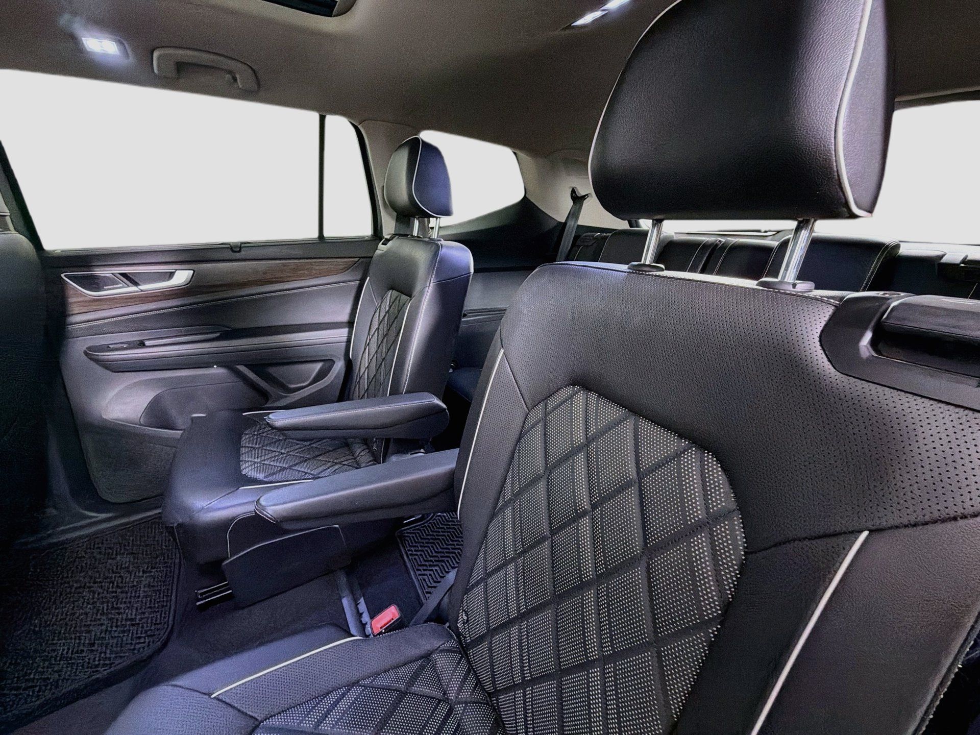 Used 2024 Volkswagen Atlas SEL Premium R-Line AWD/4WD image 25