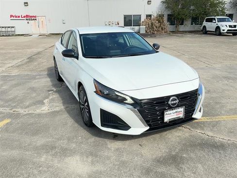Used 2025 Nissan Altima 2.5 SV image 2
