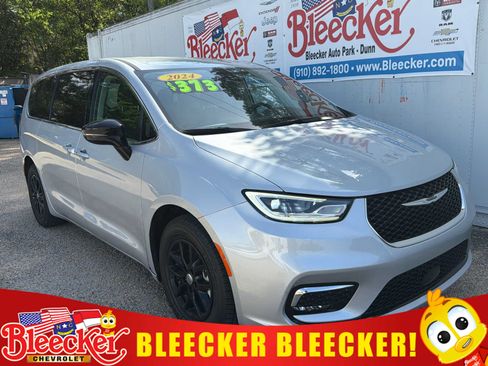 Used 2024 Chrysler Pacifica Touring-L FWD image 1