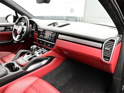 Used 2022 Porsche Cayenne Turbo S image 19