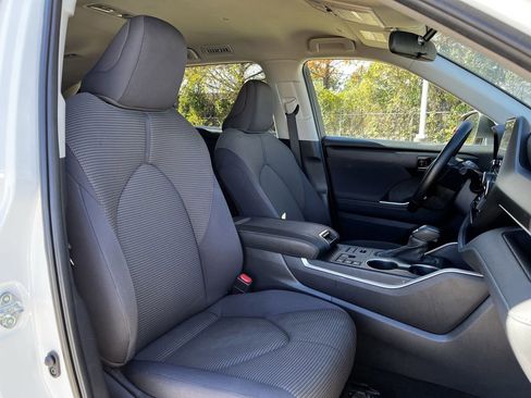 Used 2024 Toyota Highlander LE image 24