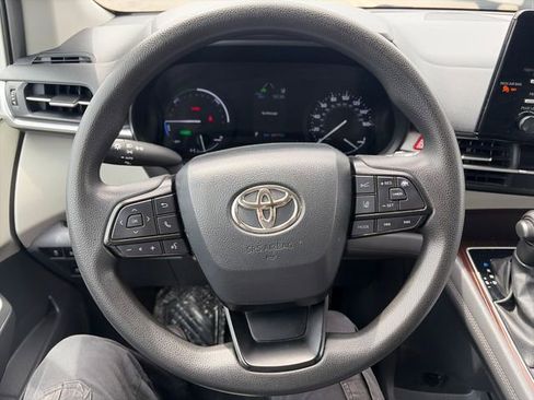 Used 2023 Toyota Sienna LE FWD image 18