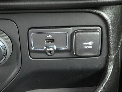 Used 2017 Jeep Renegade Latitude w/ Popular Equipment Group image 24