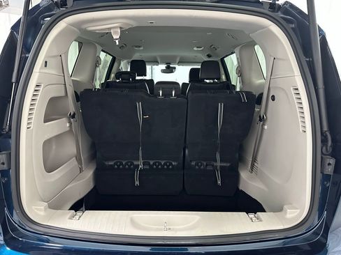 Used 2023 Chrysler Pacifica Touring-L image 47