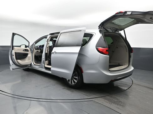 Used 2023 Chrysler Pacifica Touring-L image 32