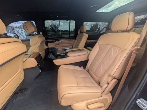 Used 2023 Jeep Grand Wagoneer Series III image 13