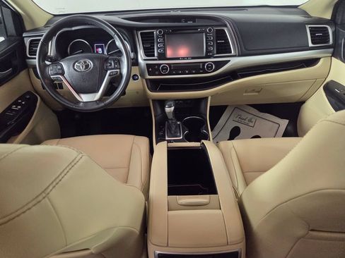 Used 2019 Toyota Highlander XLE FWD image 29