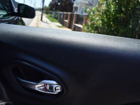 Used 2022 Jeep Cherokee Trailhawk image 25