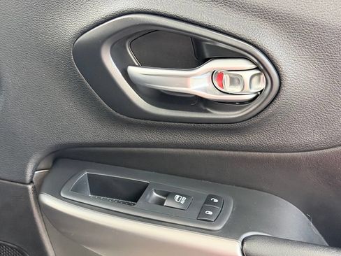 Used 2019 Jeep Cherokee Latitude Plus w/ Comfort/Convenience Group FWD image 34
