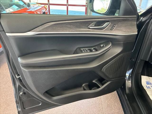 Certified 2024 Jeep Grand Cherokee Limited AWD/4WD image 10