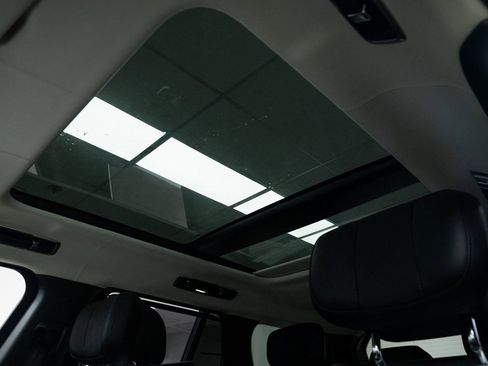 Used 2025 Land Rover Range Rover Autobiography image 16