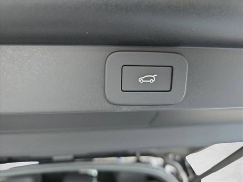 New 2026 Land Rover Range Rover SE image 13