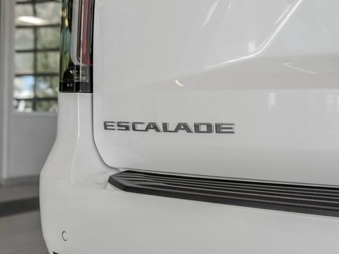 Used 2024 Cadillac Escalade Premium Luxury AWD/4WD image 22