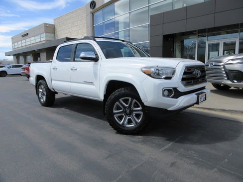 Used 2017 Toyota Tacoma Limited AWD/4WD image 16