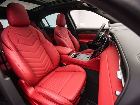 New 2025 Maserati Grecale Trofeo image 16