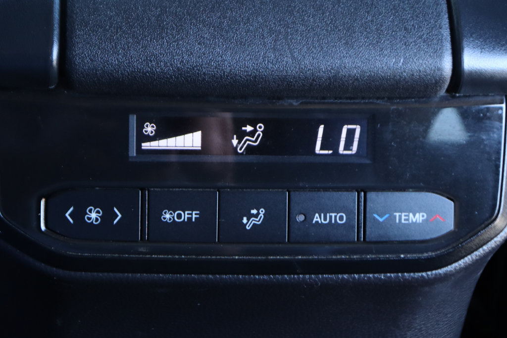 Used 2022 Toyota Highlander XLE AWD/4WD image 40