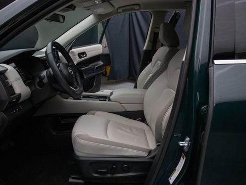 Used 2024 Nissan Pathfinder SL w/ Black Appearance Package image 30