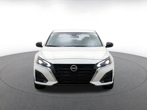 Used 2025 Nissan Altima 2.5 SV FWD image 2