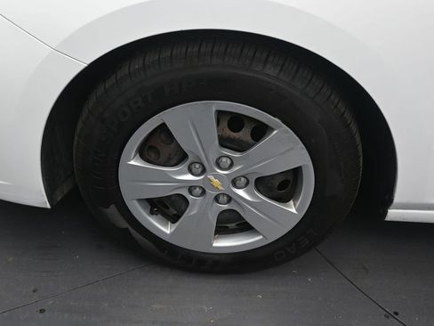 Used 2017 Chevrolet Cruze LS FWD image 9