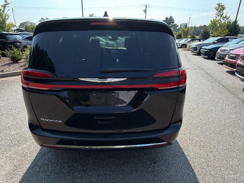 Used 2025 Chrysler Pacifica Select FWD image 9