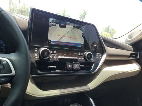 Used 2025 Toyota Highlander Limited FWD image 22