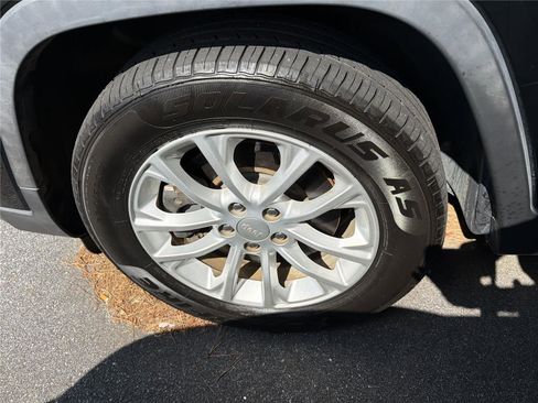 Used 2019 Jeep Cherokee Latitude w/ Popular Appearance Group FWD image 8